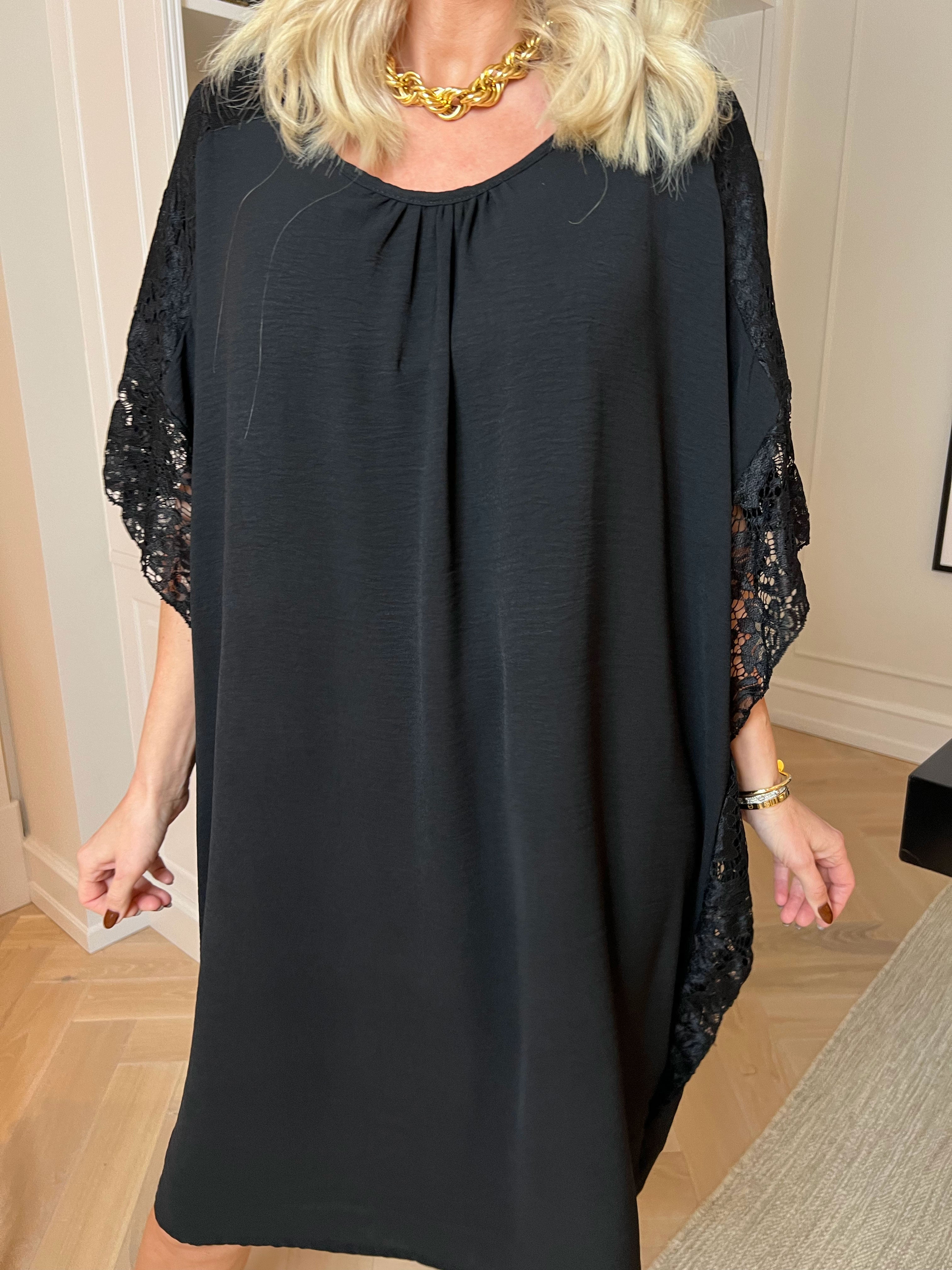 Frazzine - Kjole i løs pasform med blondekant ved ærmerne